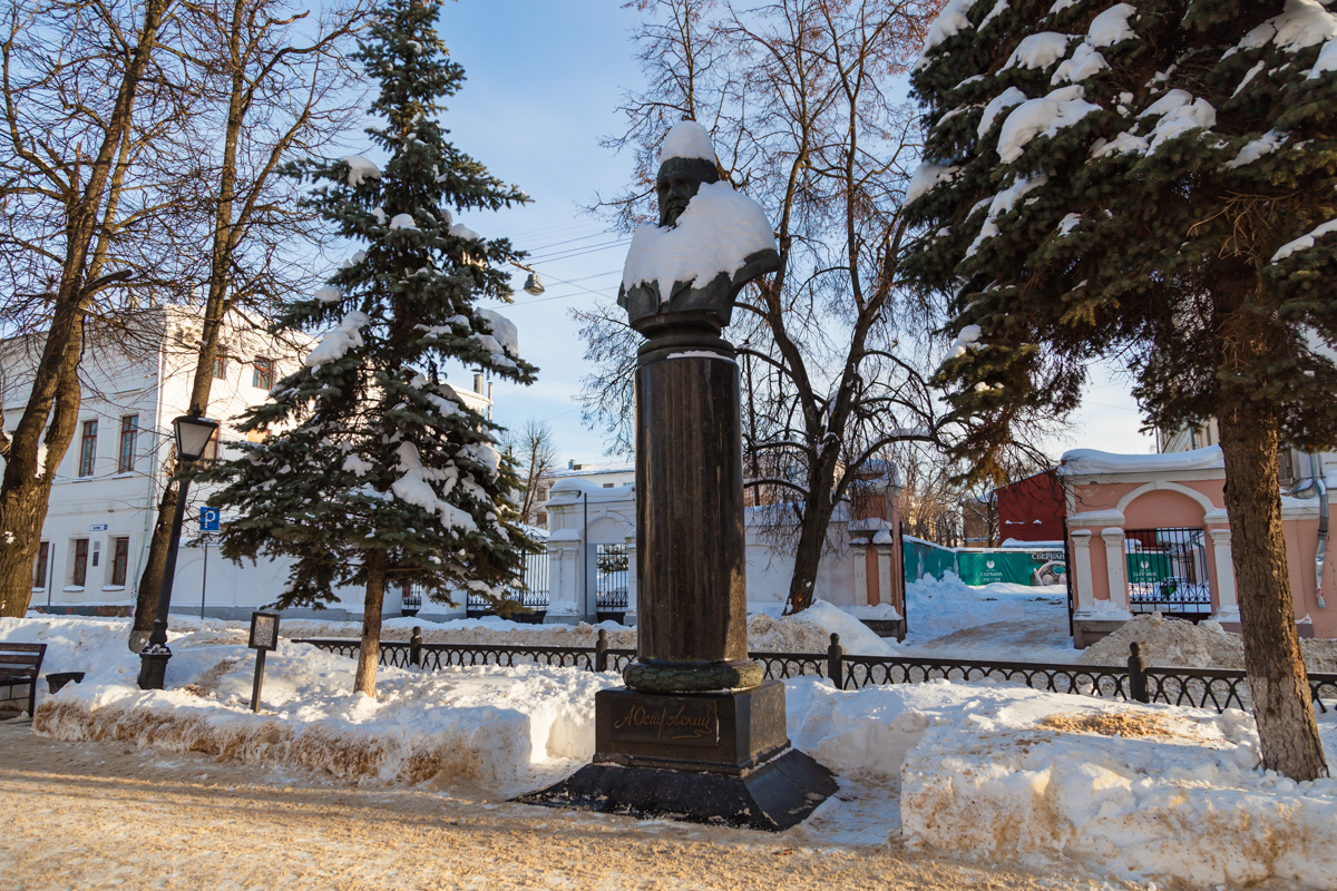 Памятник А. Н. Островскому